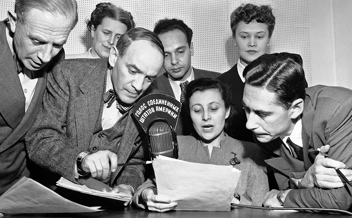 Дикторы Госдепартамента в студии в Нью-Йорке​. 1947 год (Фото: Joe Caneva / AP)