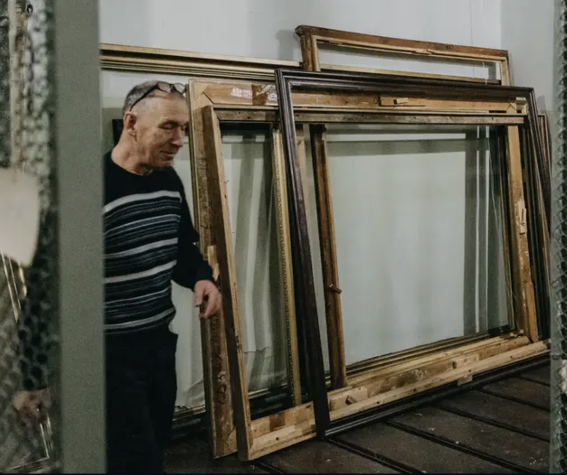 Пустые рамы в Херсонском художественном музее после российской оккупации, пропало почти 11 тысяч произведений. Фото: Wojciech Grzedzinski/Anadolu/picture alliance