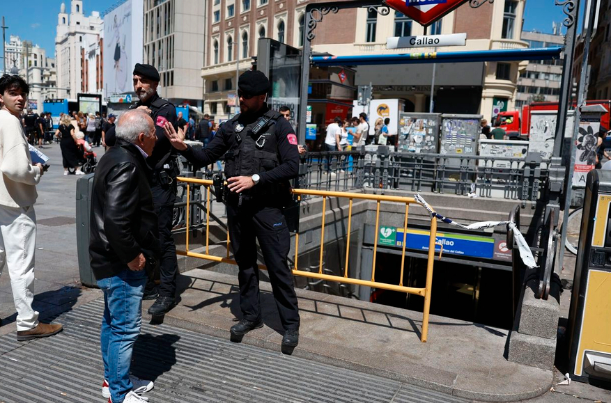 Madrid's subway system has been shut due to the power outage. Photo: El Confidencial / EFE / Mariscal
