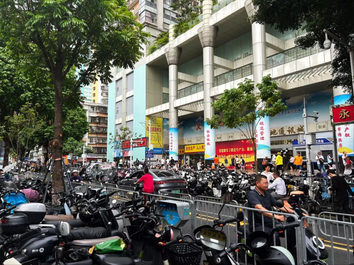 Торговый центр в Шэньчжэне, в который стекаются краденые айфоны / Фото: Will Langley/FT