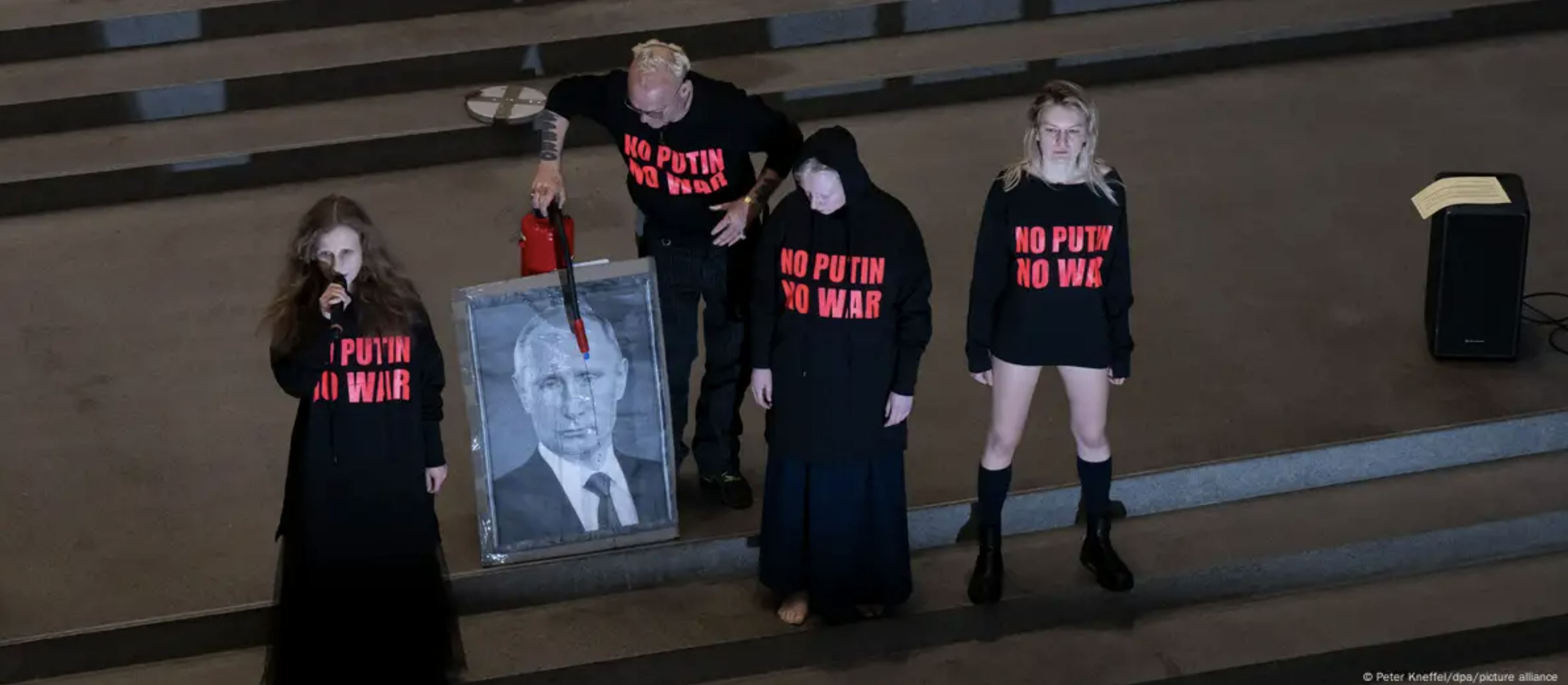 Перформанс Pussy Riot в Пинакотеке современности. Фото: Peter Kneffel/dpa/picture alliance