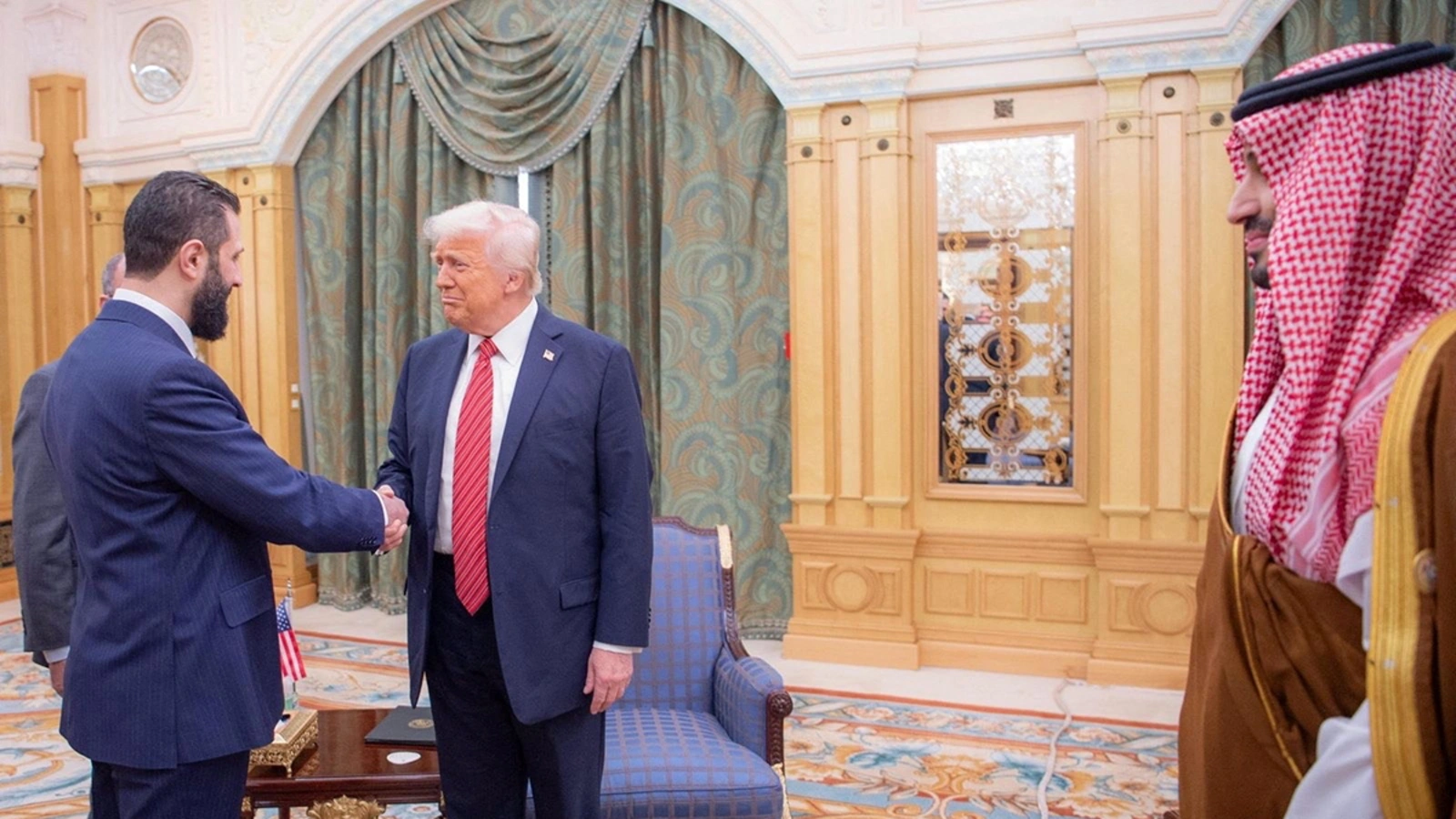 Фото: Дональд Трамп на встрече с президентом Сирии Ахмедом аль-Шараа в Эр-Рияде, Саудовская Аравия / Saudi Press Agency/Handout/Reuters