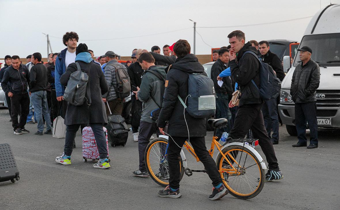 Очередь на автомобильном пункте пропуска «Сырым» на границе Казахстана и России, 27 сентября 2022 года / ТАСС