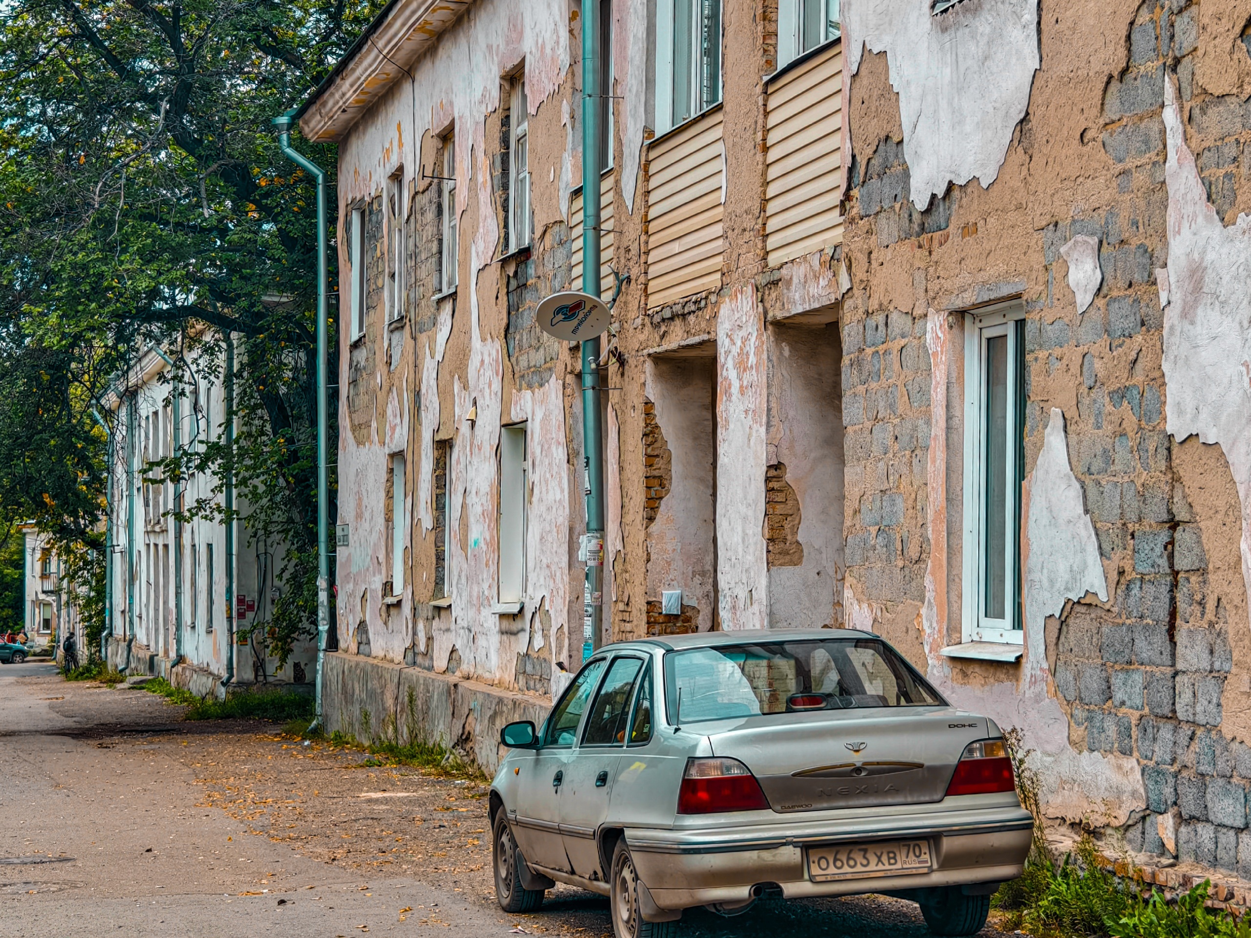 На 1 января 2024 года в Томске были признаны аварийными 905 многоквартирных домов общей площадью 335 тысяч кв. м. В Томской области в таком жилье проживает около 13 тысяч человек (РИА «Томск»)