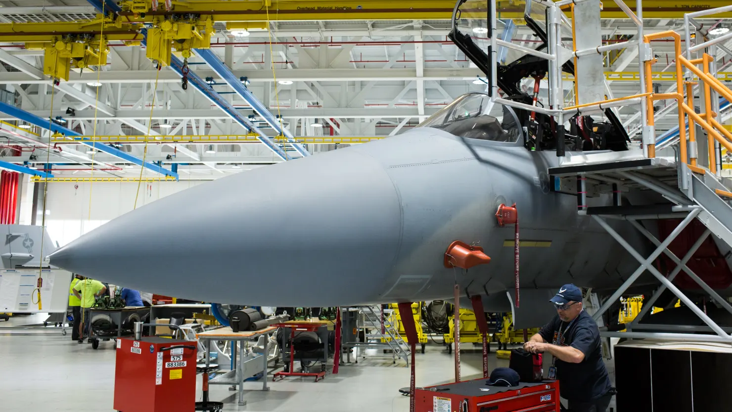 Фото: истребитель F/A-18 Super Hornet на заводе в Сент-Луисе, Миссури / Bloomberg