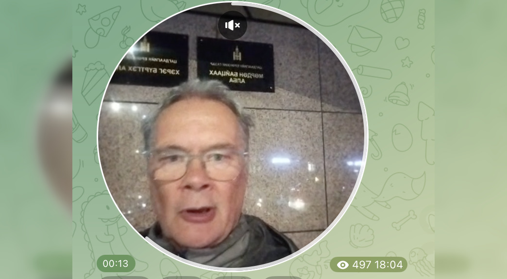 Андрей Ожаровский у здания полиции в Улан-Баторе. Скриншот из Telegram-канала ученого