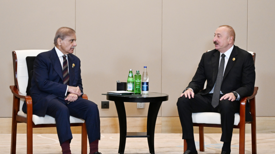 Ильхам Алиев и премьер-министр Пакистана Мухаммад Шахбаз Шариф в Тяньцзине. Фото: «Азертаж»