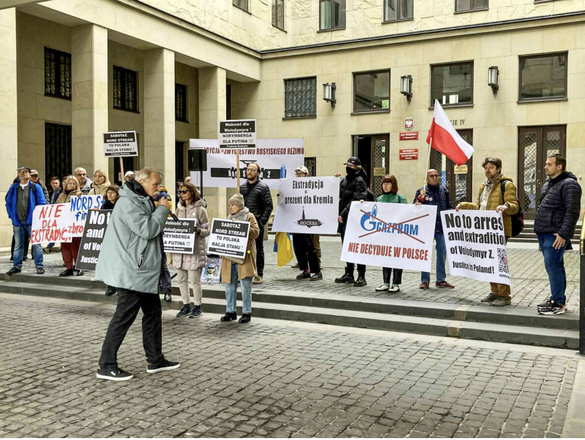 Митинг у суда в Варшаве в поддержку украинца, подозреваемого в подрыве газопроводов «Северный поток». Фото: Елена Бабакова, Ґрати