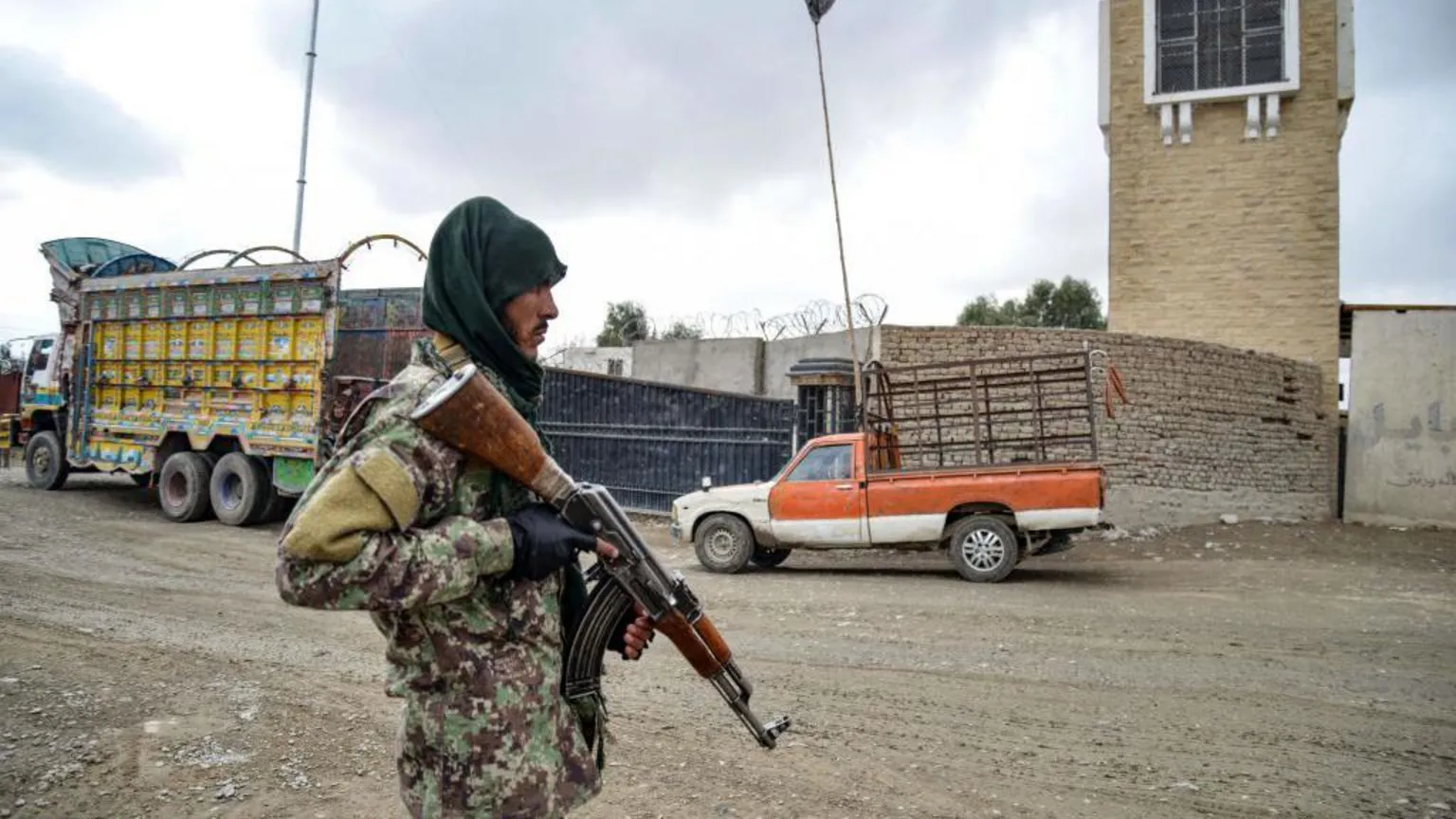 Боец «Талибана» на афгано-пакистанской границе. Фото: AFP