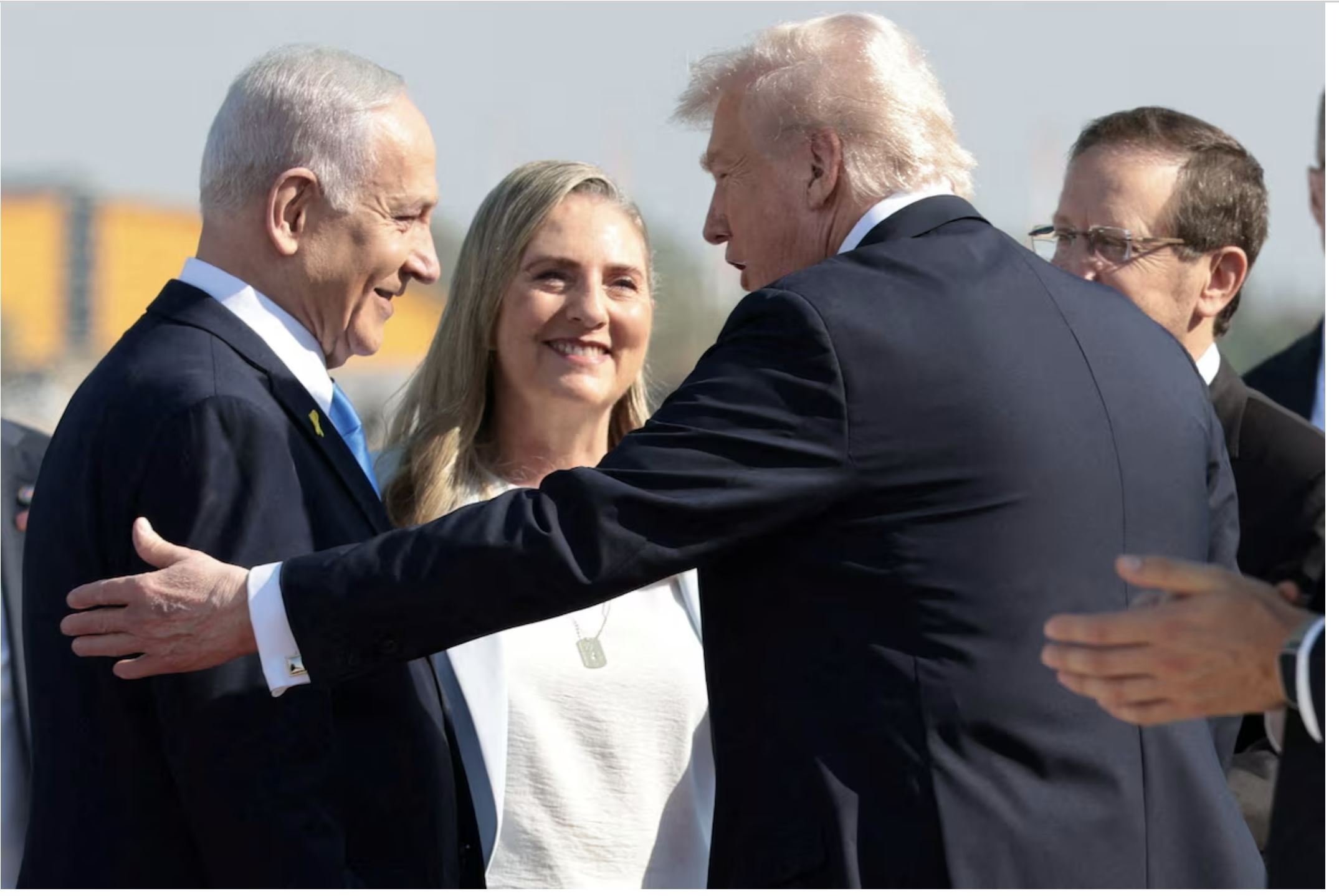 Премьер-министр Израиля Биньямин Нетаньяху приветствует президента США Дональда Трампа в международном аэропорту Бен-Гурион на фоне обмена пленными и заложниками, достигнутого при посредничестве США, и соглашения о прекращении огня между Израилем и ХАМАС в Лоде, Израиль, 13 октября 2025 года. REUTERS/Evelyn Hockstein 