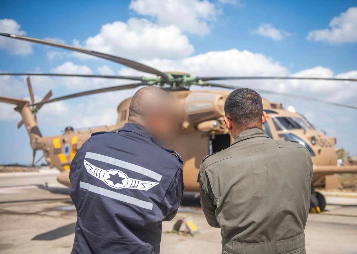 Фото: израильские военные перед вертолетом, на котором перевозили заложников / IDF