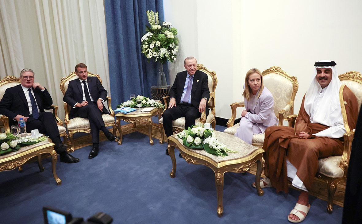 Кир Стармер, Эммануэль Макрон, Реджеп Тайип Эрдоган, Джорджия Мелони и Тамим бин Хамад Аль Тани встретились в Шарм-эш-Шейхе (Египет) 13 октября 2025 года накануне саммита мировых лидеров, посвящённого прекращению войны в Газе. (Фото: Suzanne Plunkett / Getty Images)