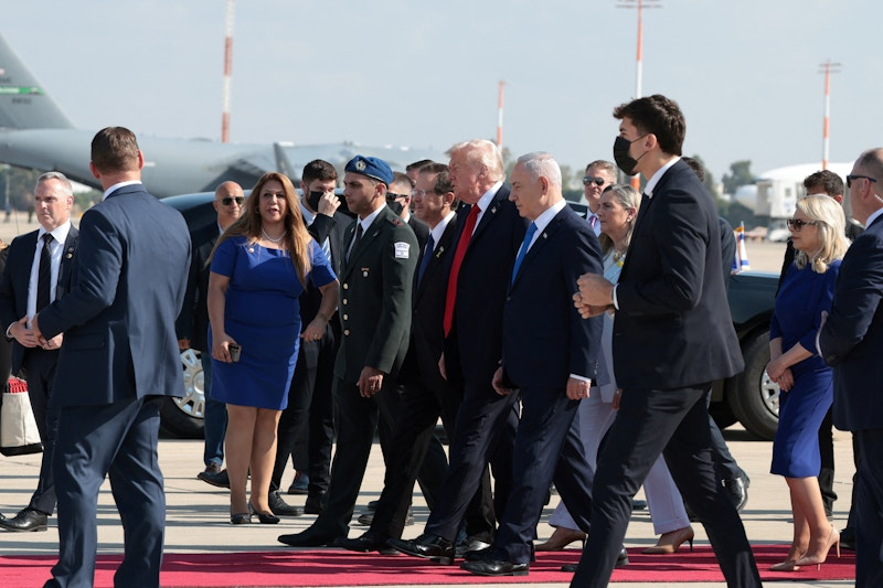 Фото: Дональд Трамп и Беньямин Нетаньяху в аэропорту Бен-Гуриона, 13.10.2025 / Reuters