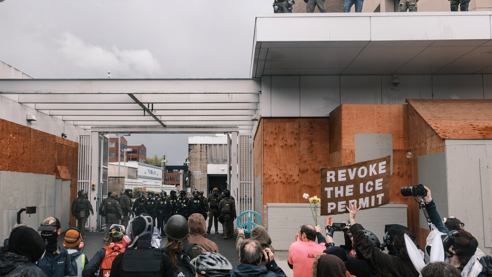 Фото: протест перед зданием центра содержания под стражей Службы иммиграционного и таможенного контроля (ICE), октябрь 2025 / The New York Times