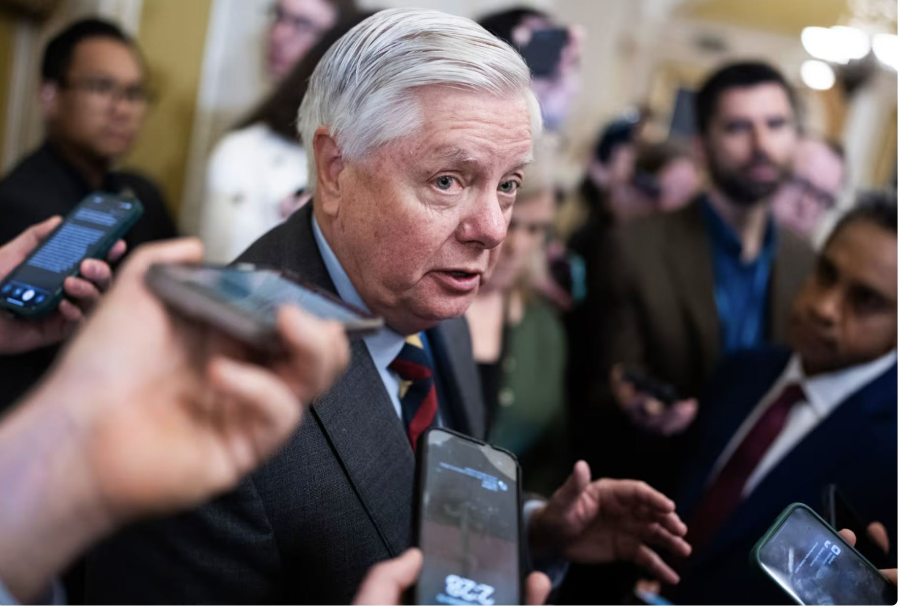 Сенатор Линдси Грэм беседует с журналистами в Капитолии США в среду. Том Уильямс/CQ-Roll Call, Inc./Getty Images