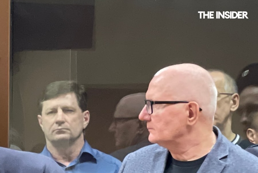 Сергей Фургал (слева) в зале суда. Фото: The Insider