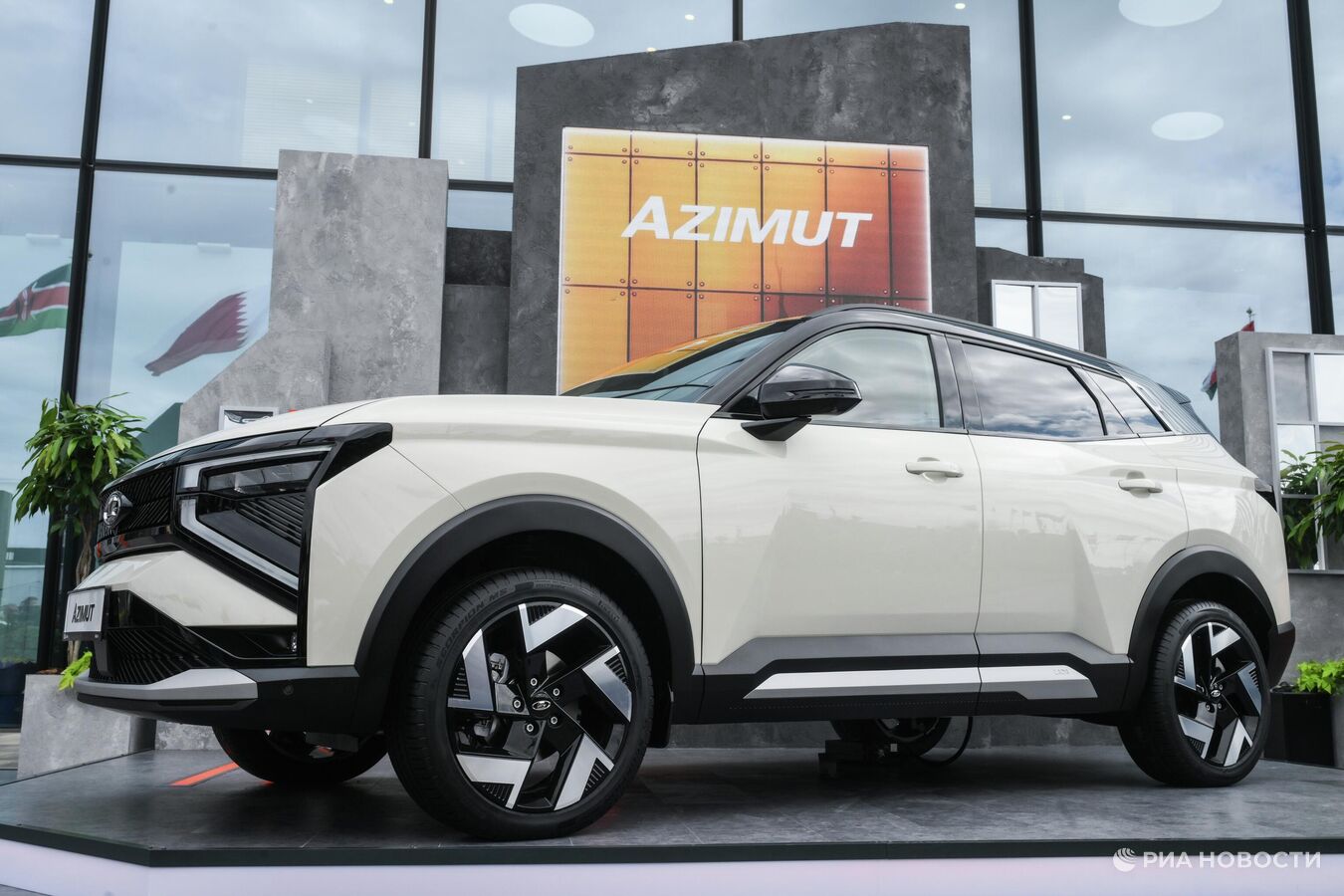 Презентация автомобиля Lada Azimut на стенде «АвтоВаза» на ПМЭФ-2025