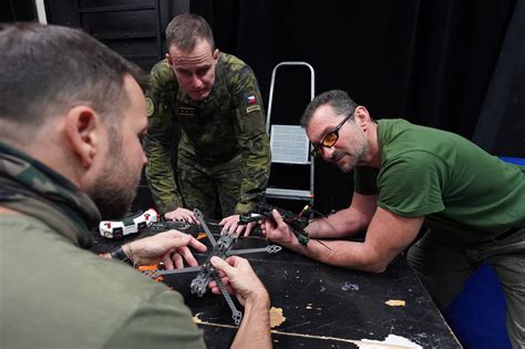 Начальник Генштаба Вооруженных сил Чехии Карел Ржегка и актер Ондржей Ветхий, представляющие Nemesis, осматривают FPV-дроны. Фото: Nemesis