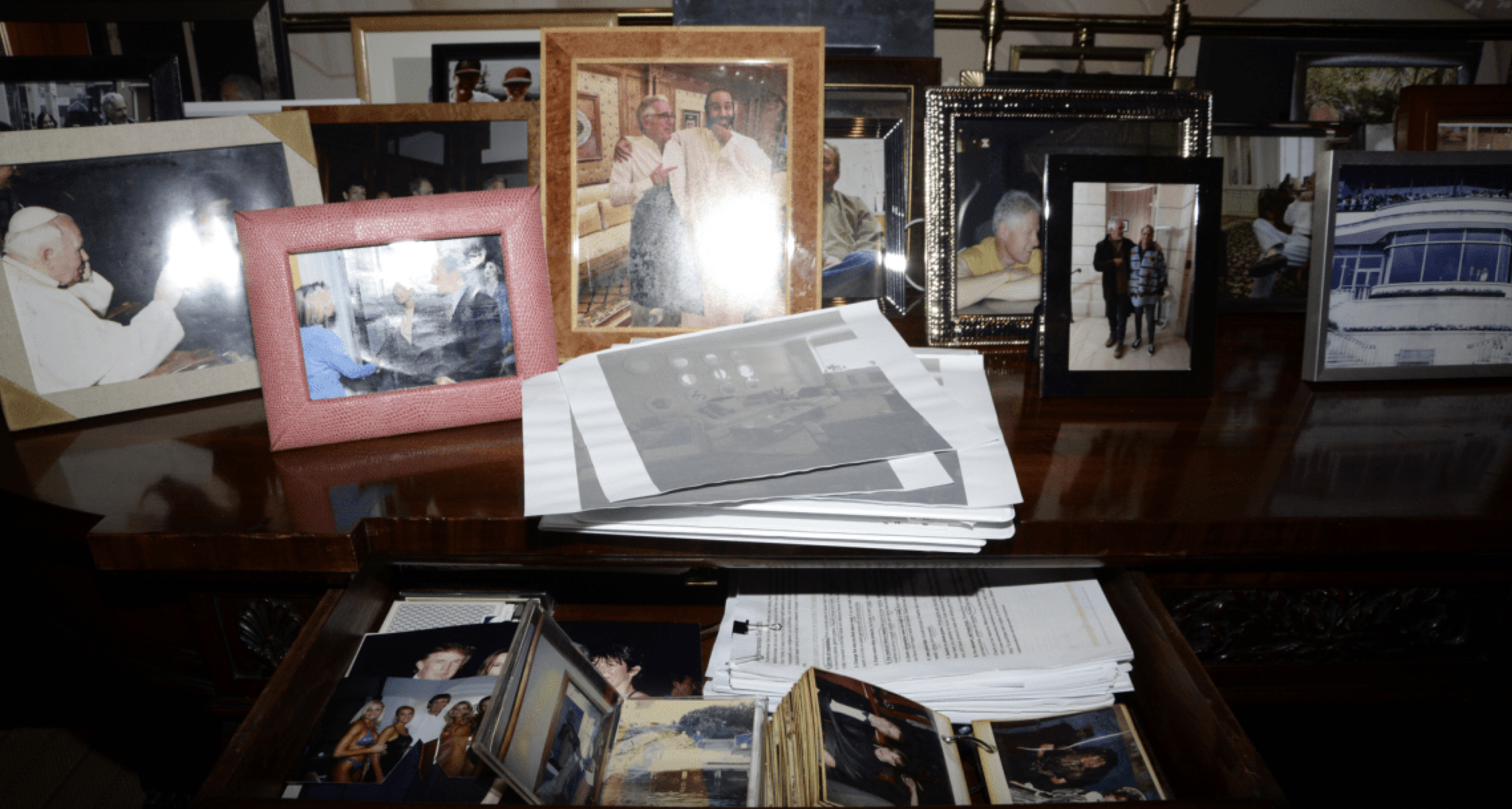 Две фотографии Трампа (с женой Меланией и в окружении неизвестных девушек) в ящике стола Эпштейна. Фото: сайт Минюста США