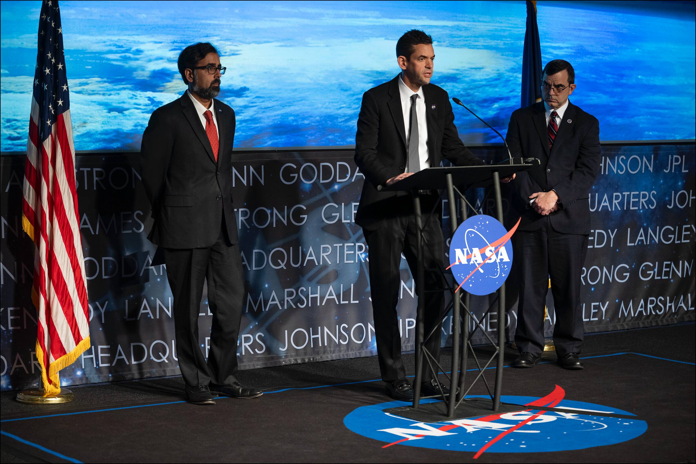 Глава NASA Джаред Айзекман (в центре)