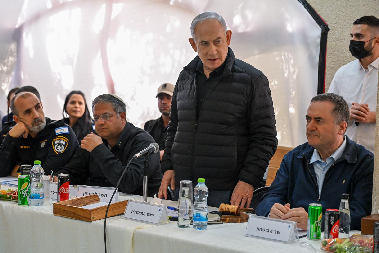 Биньямин Нетаньяху (в центре). Фото: пресс-служба премьер-министра Израиля