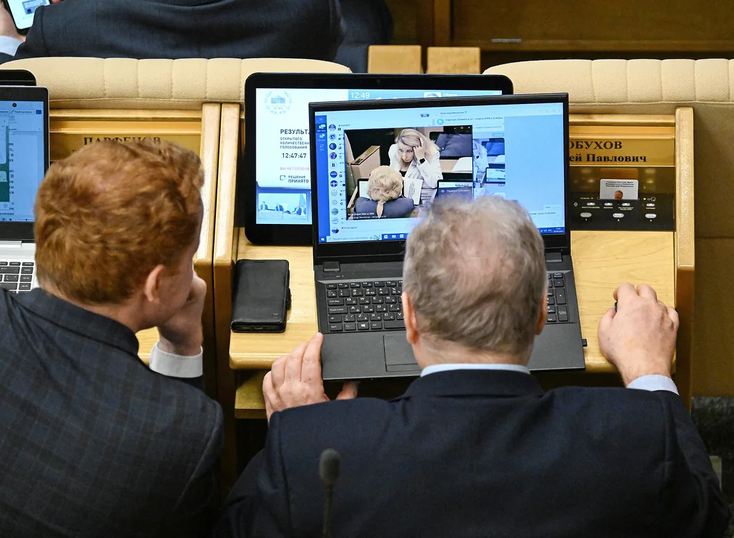 Фото: член комитета по бюджету и налогам Денис Парфенов (слева) и зампред комитета по развитию гражданского общества Сергей Обухов, 2025 год / «Коммерсантъ»