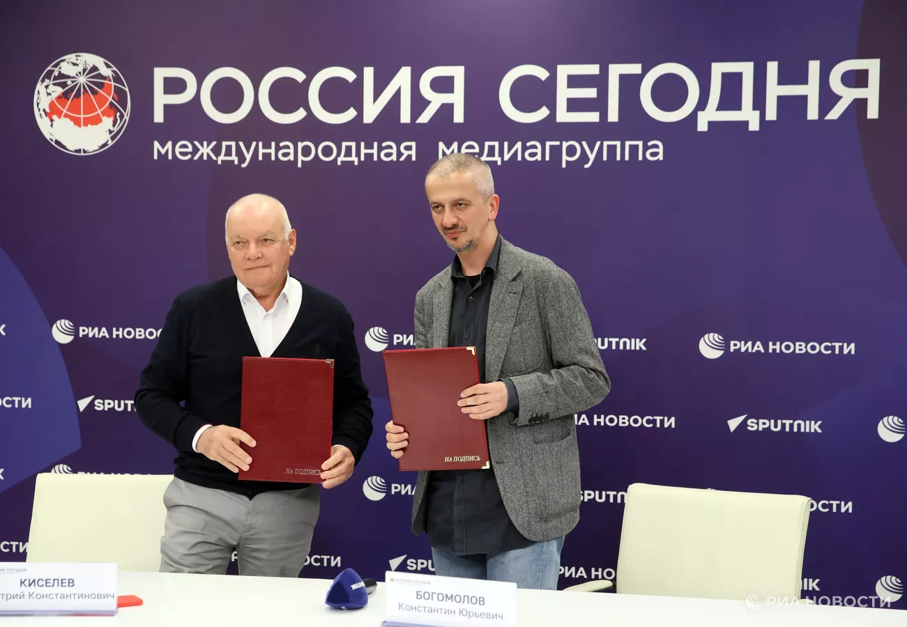 Фото: Константин Богомолов (справа) и пропагандист Дмитрий Киселев / РИА «Новости» 