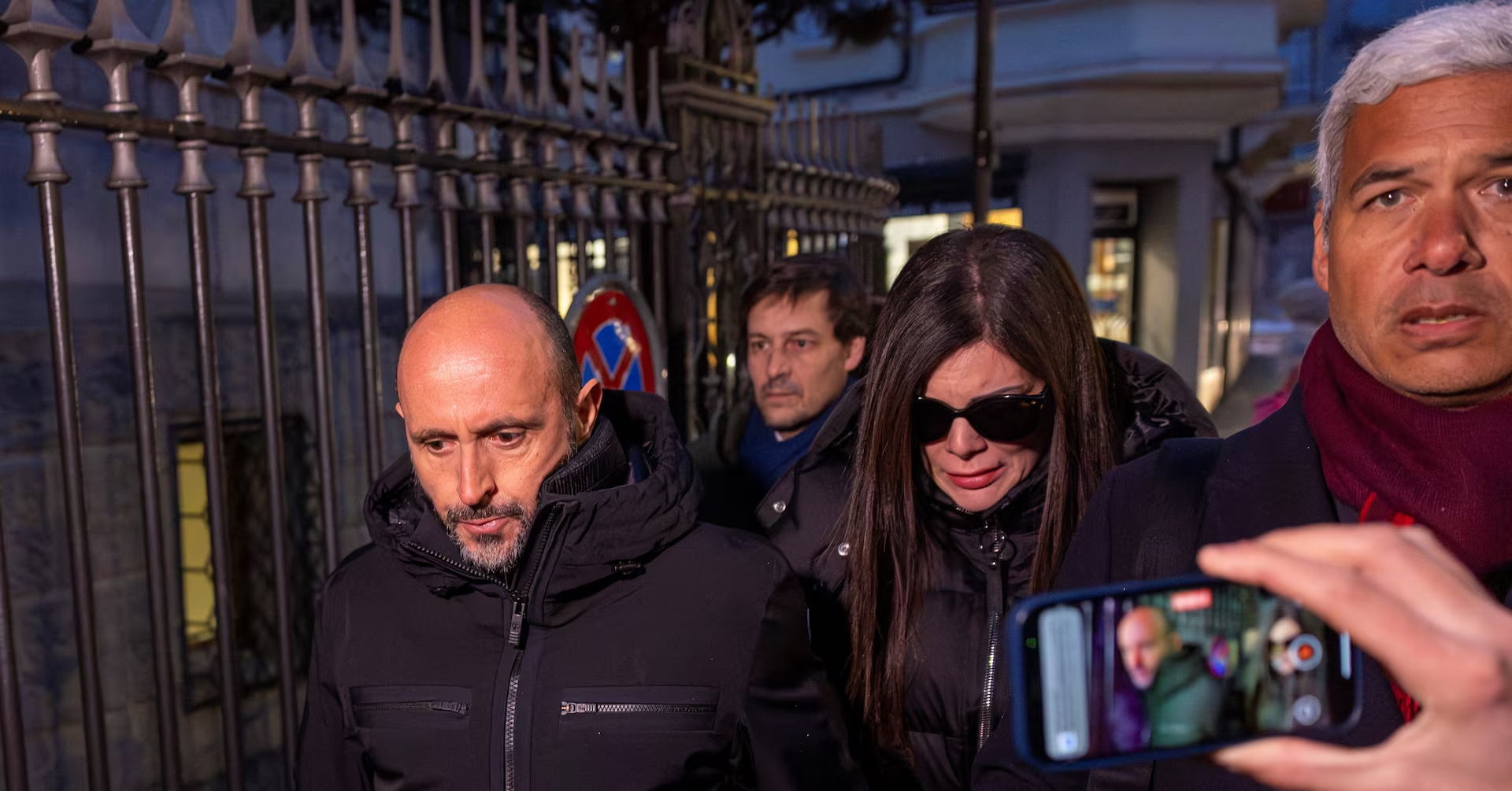 Жак Моретти с женой у суда. Фото: Reuters