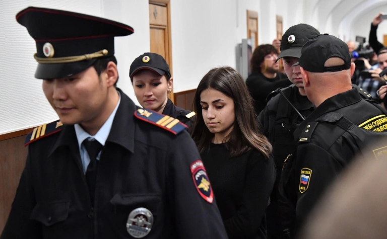 Фото: Ангелина Хачатурян на слушании в Басманном суде, 2018 год / Комсомольская Правда