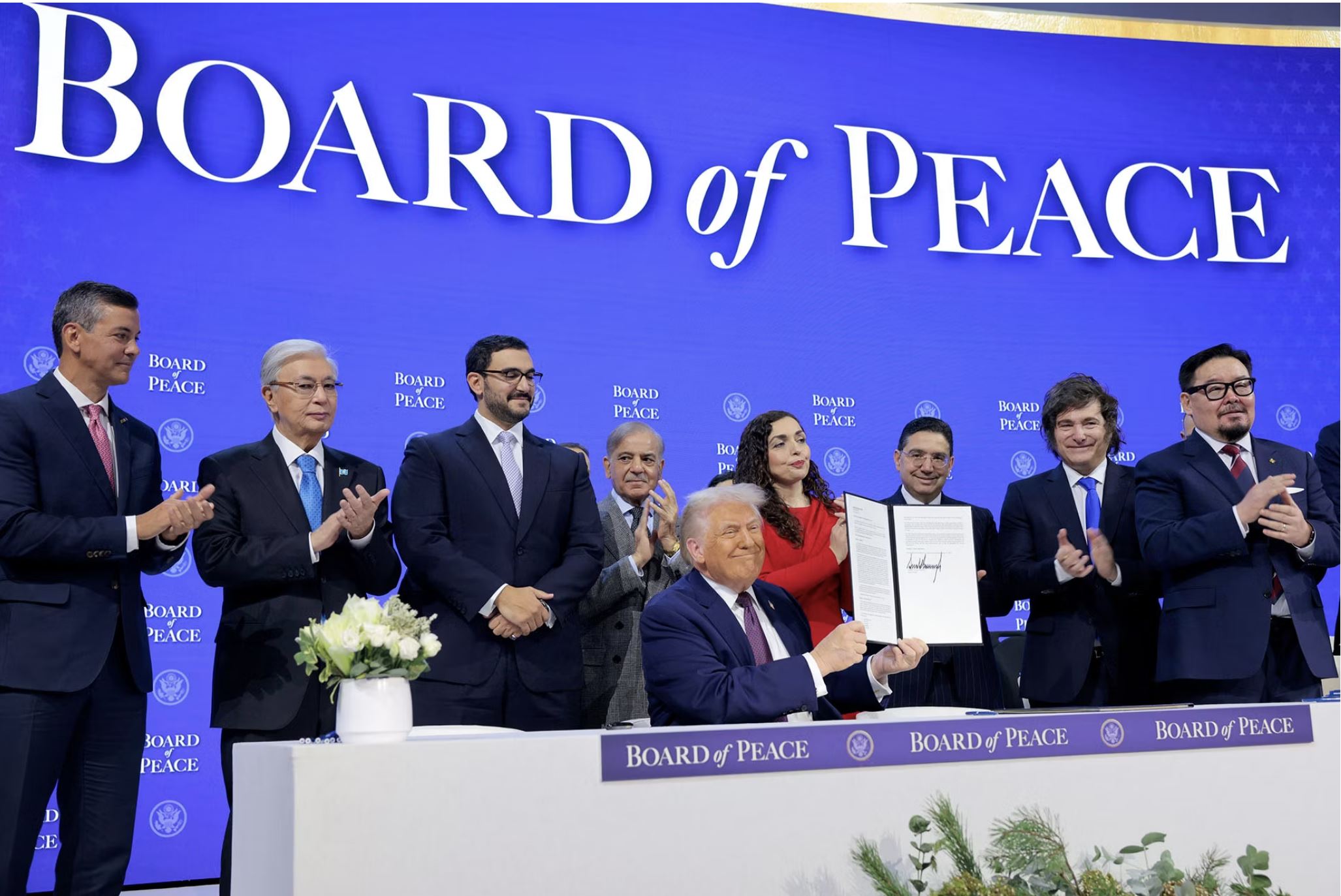 Дональд Трамп ставит подпись во время церемонии учреждения «Совета мира» на Всемирном экономическом форуме в Давосе, 22 января 2026 года: Chip Somodevilla / Getty Images News 