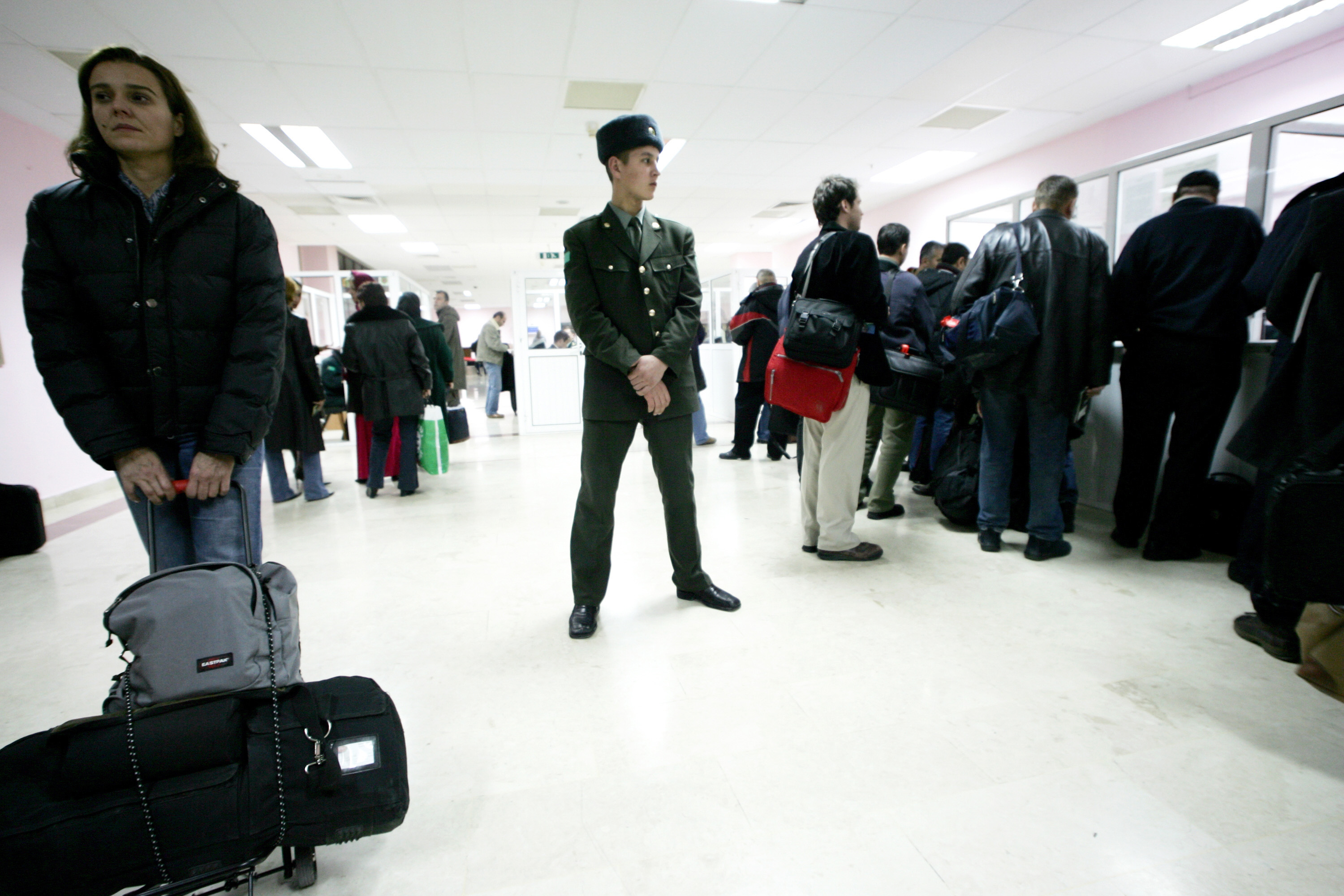 Фото: сотрудник службы безопасности в международном аэропорту Ашхабада / AFP