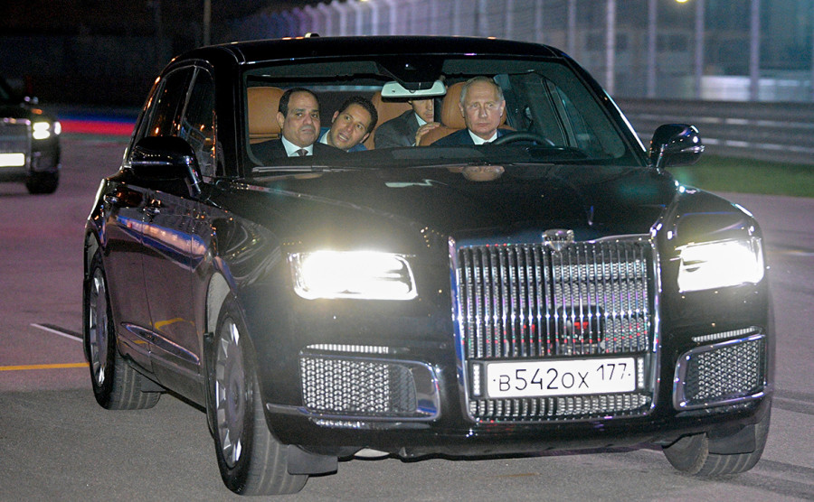 Владимир Путин (за рулем) и президент Египта Абдель Фаттах ас-Сиси в автомобиле Aurus, 2018. Фото: ТАСС