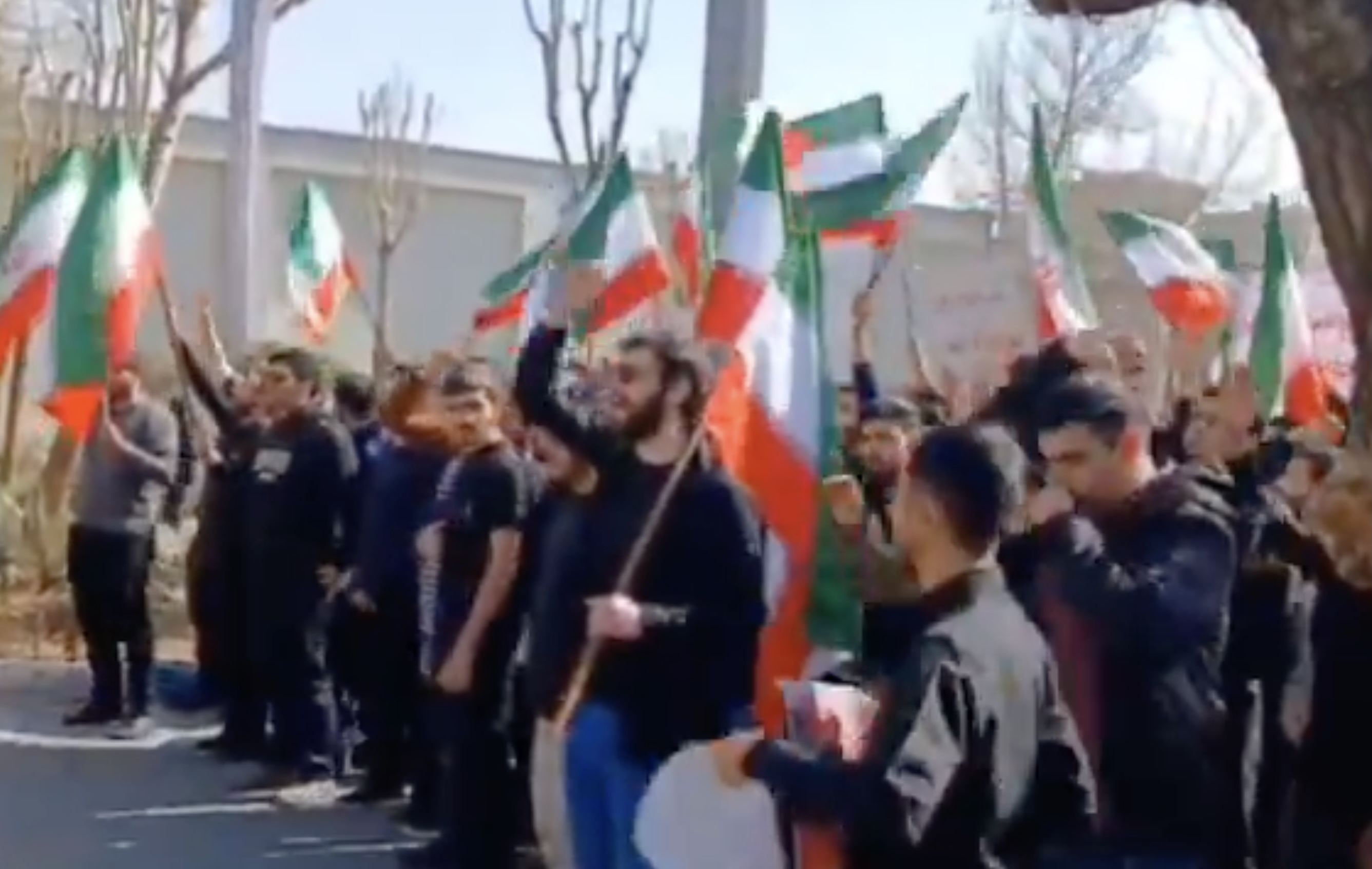 Акция протеста в Технологическом университете имени Шарифа, Тегеран. Скриншот видео из социальных сетей