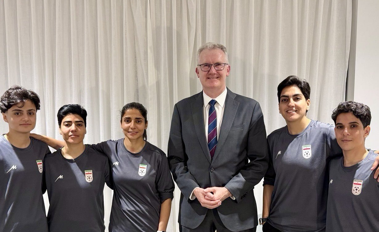 Министр внутренних дел Австралии Тони Берк с членами женской сборной Ирана по футболу / Tony Burke / Twitter