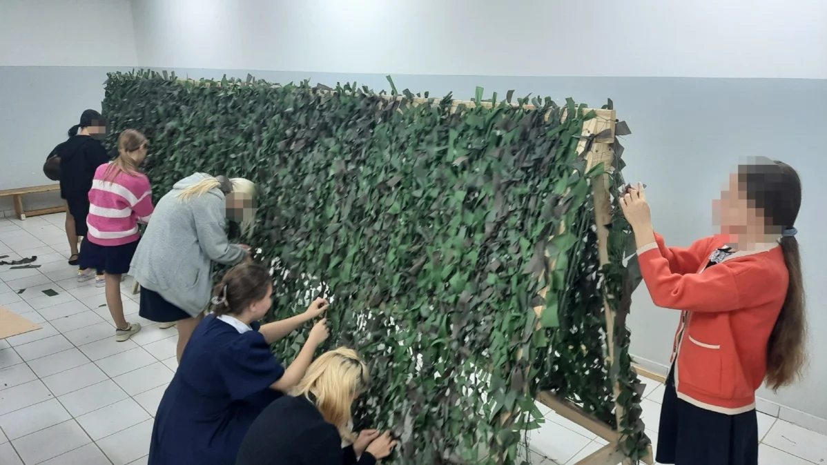 Школьницы гимназии № 5 г. Морозовска плетут маскировочные сети. Фото: МБОУ «Гимназия № 5 г. Морозовска» / ВКонтакте