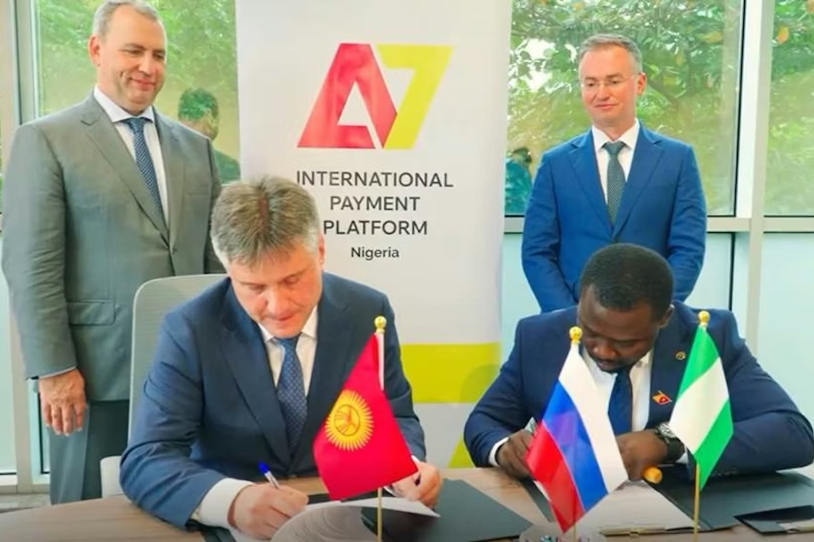 Фото: отчет с открытия офиса A7 в Нигерии, Топе Адевойе (внизу справа), представитель партнерской фирмы A7 в африканской стране, зампредседатель ПСБ Михаил Дорофеев (вверху слева) и замглавы Минфина Иван Чебесков (вверху справа)