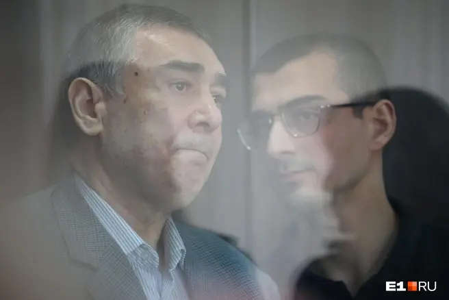 Шахин Шыхлински (слева) и его сын Мутвалы в суде. Фото: E1.RU