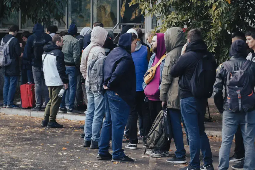 Россияне в очереди в ЦОН в сентябре 2022 года. Фото: Турар Казангапов / Tengrinews.kz