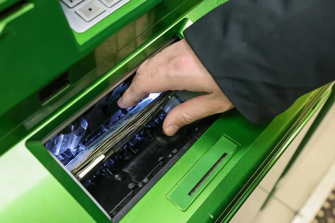 ЦБ порекомендует банкам усилить проверку источника наличных у клиентов