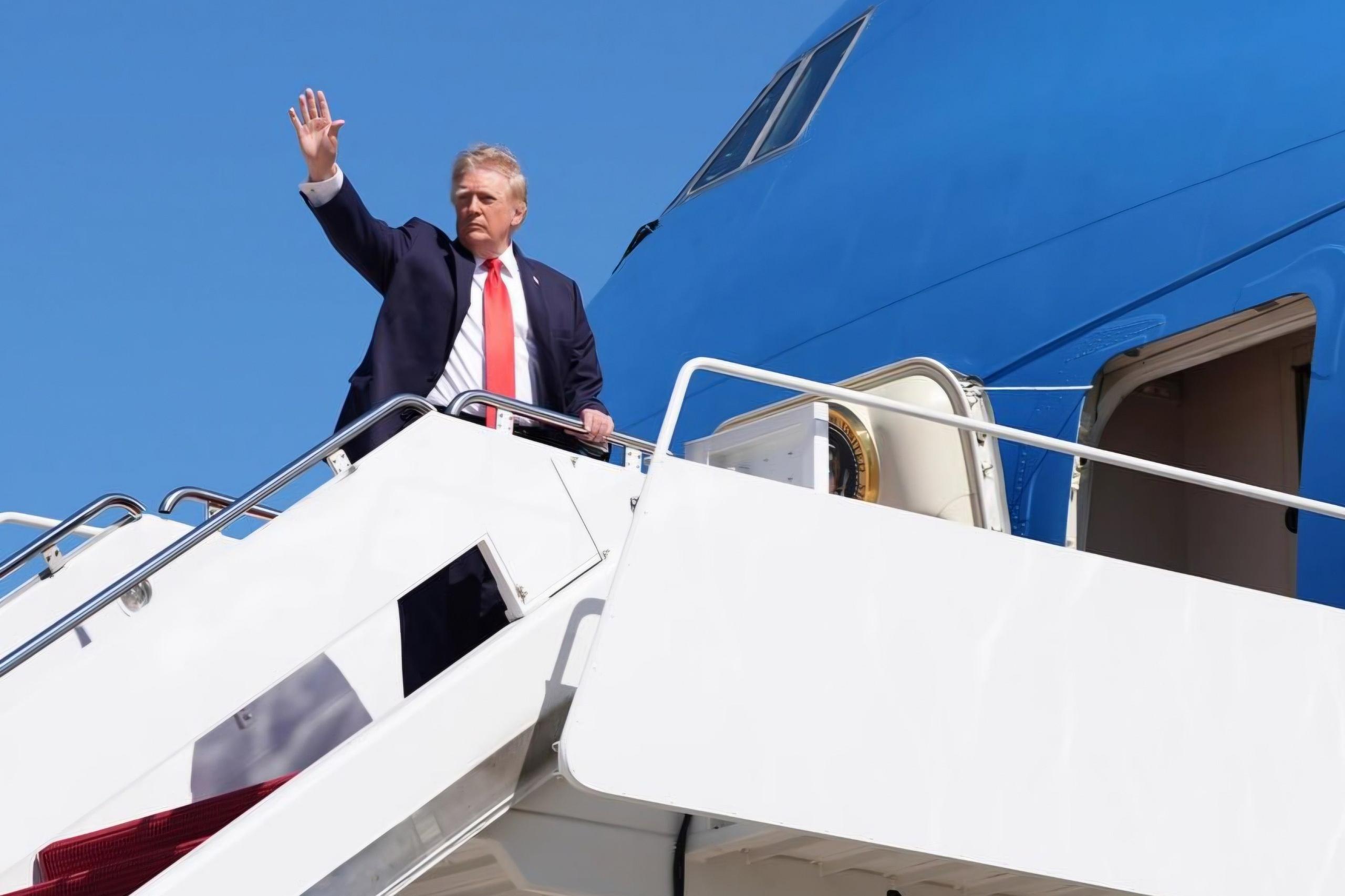 Дональду Трампу запретили увольнять назначенных судом прокуроров