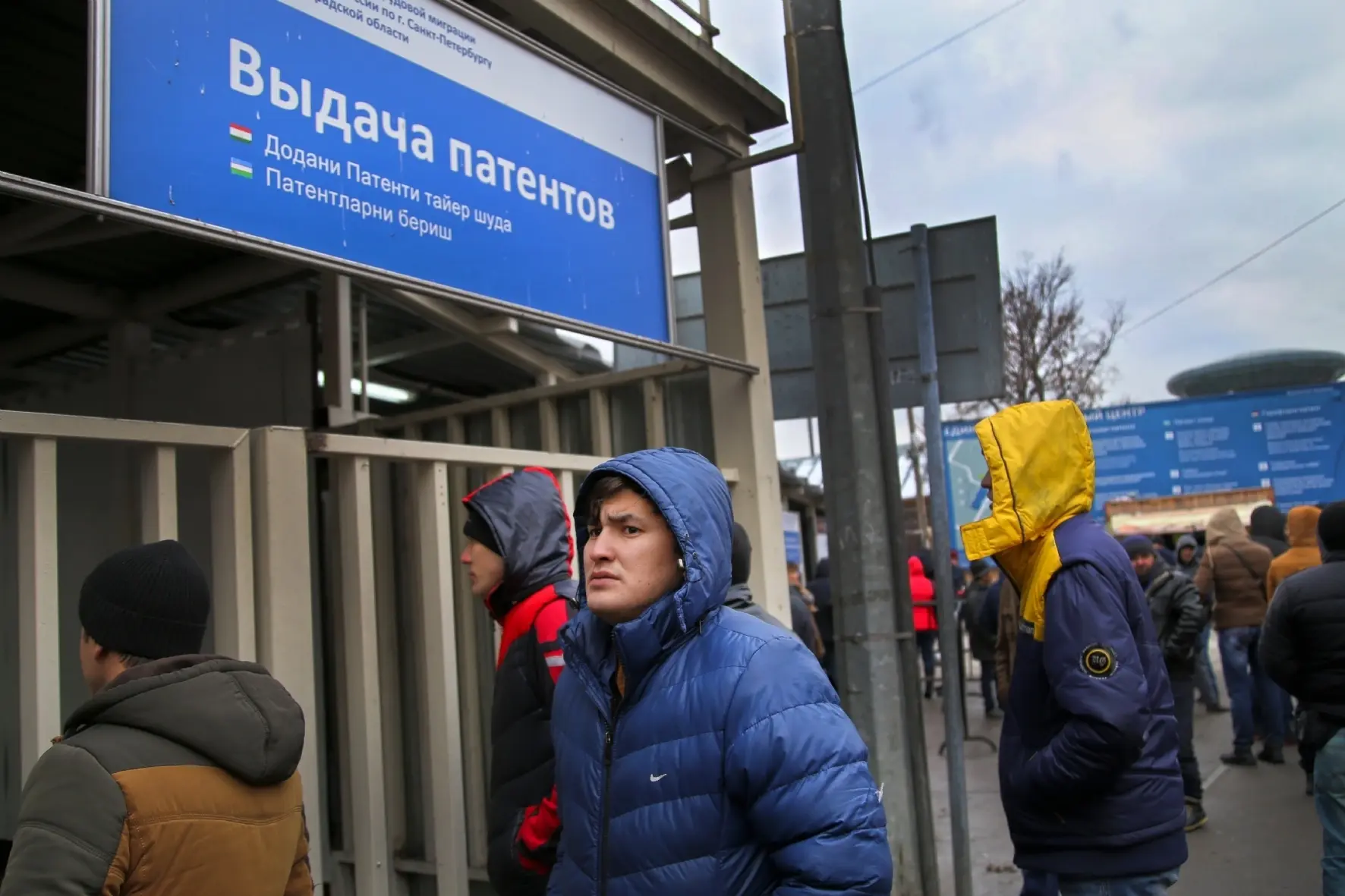 В Петербурге мигрантам с патентами запретили работать в магазинах и салонах