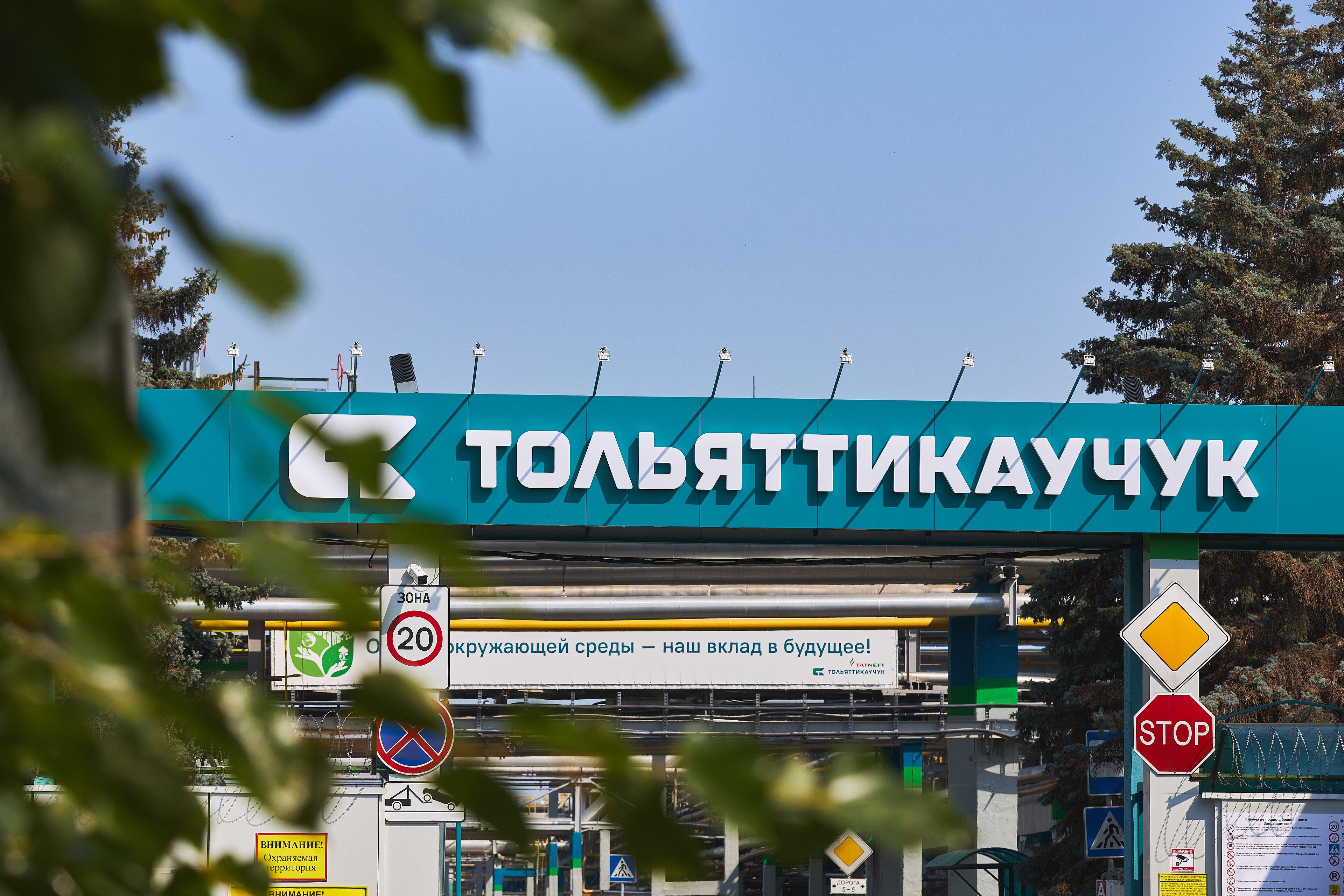 Украинские дроны атаковали заводы в Омске и Тольятти, в Крыму произошел блэкаут